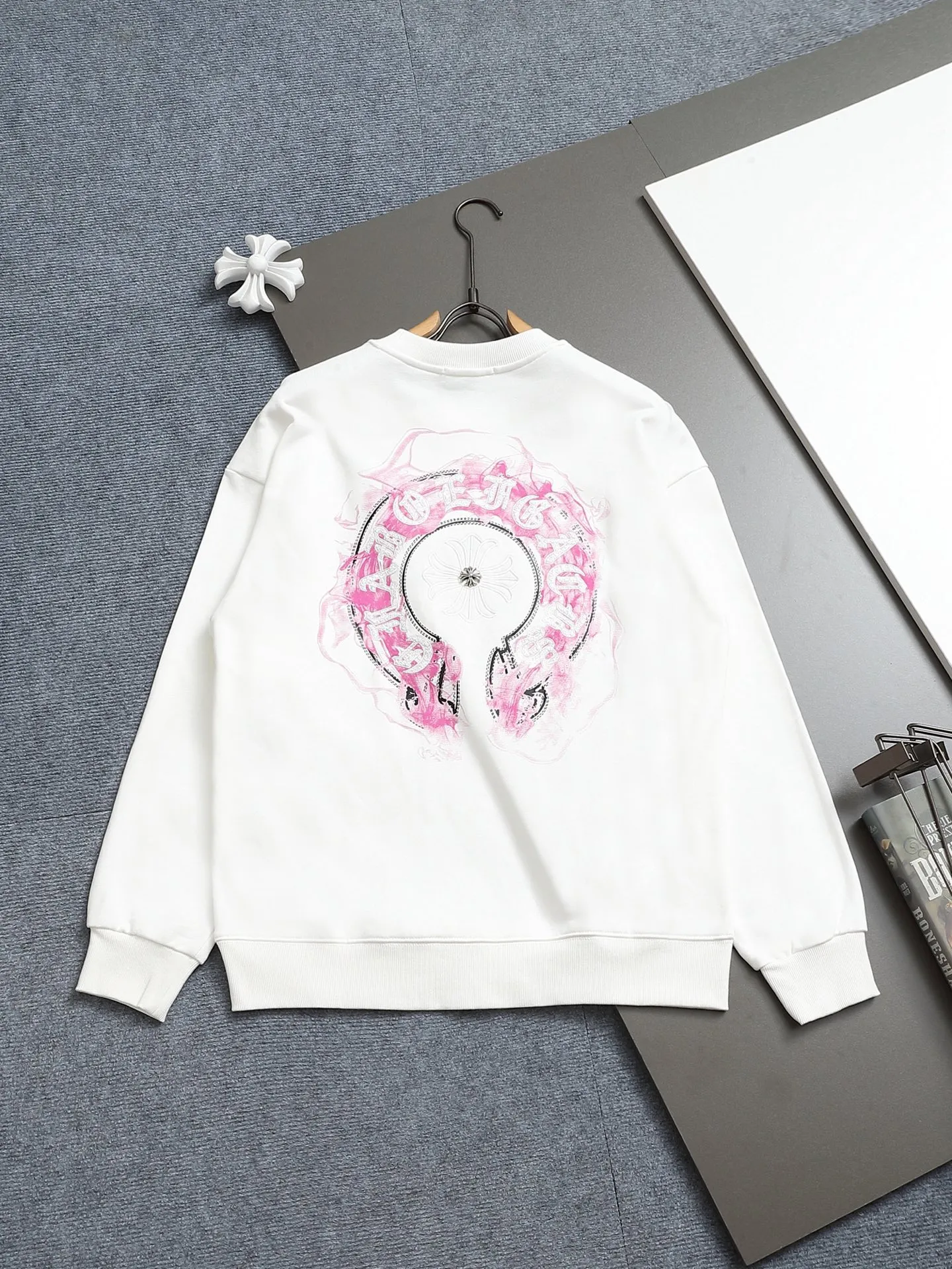 P250 Chrome hearts ch Chrome hearts cross horseshoe LOGO round-neck sweatshirt with thousands of needle embroidery crafts. Large version. Loose and stylish. The difference is the low version, the slim version, the upper body and the crotch. 100% commitment: top quality, not fast food. The highest version on the market. Top quality, 450 grams. 26 custom-dyed double yarn cotton, the same style for men and women, complete with three standards. Color: Black White Size: SMLXL